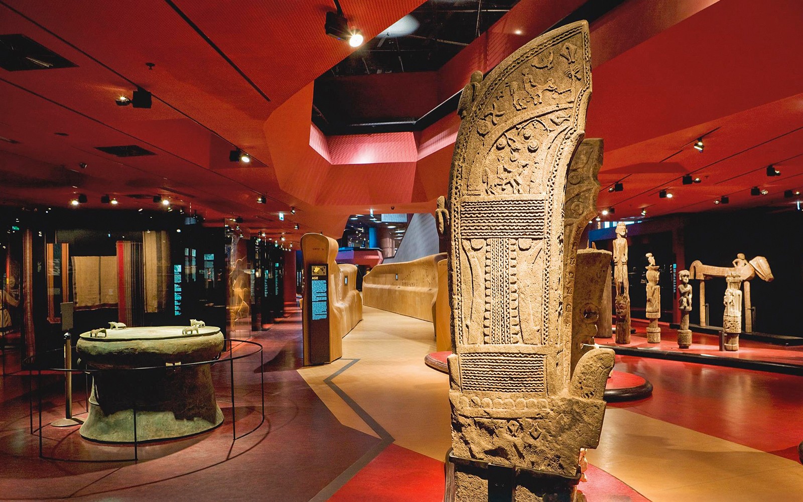 巴黎,布兰利码头博物馆内饰,展示着古老的文物。