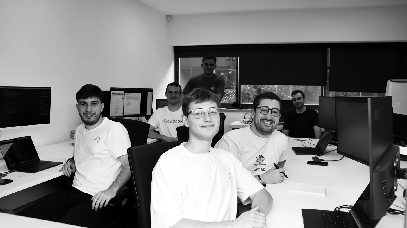 El equipo de tenderyou reunido en la oficina