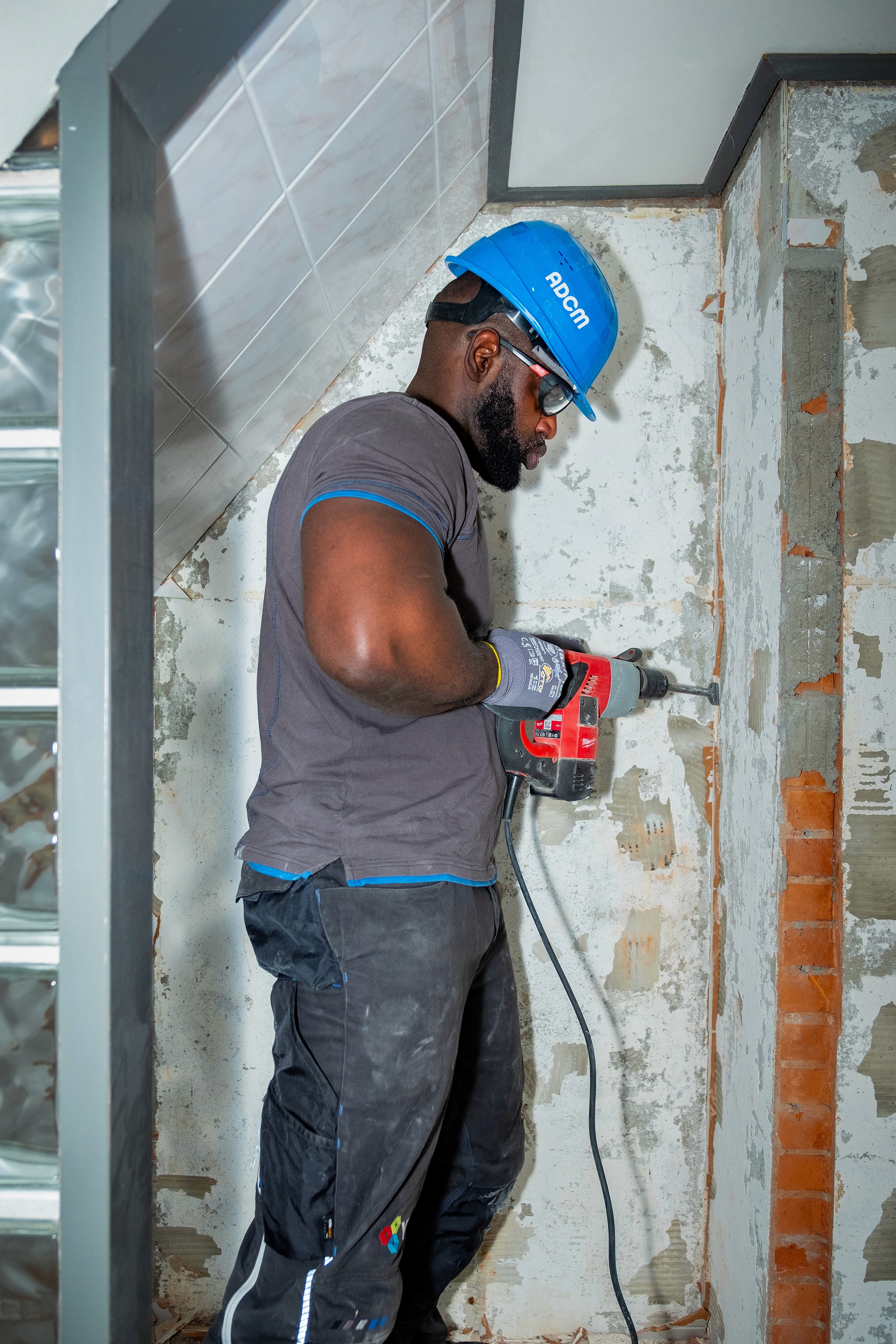 Sloopwerkzaamheden tijdens woningrenovatie in Groningen door ervaren vakman met boorhamer