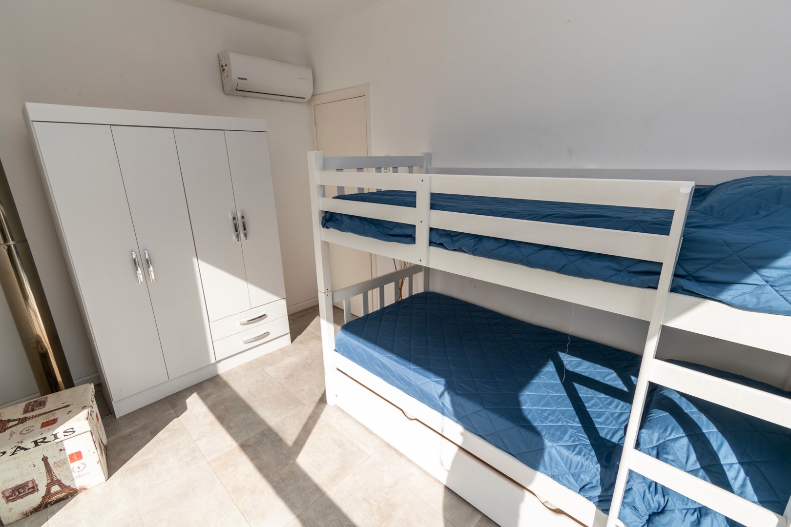 Habitación con camas cuchetas en Casa Albatros, ideal para familias o grupos pequeños - dormitorio funcional y cómodo con literas para mayor capacidad.