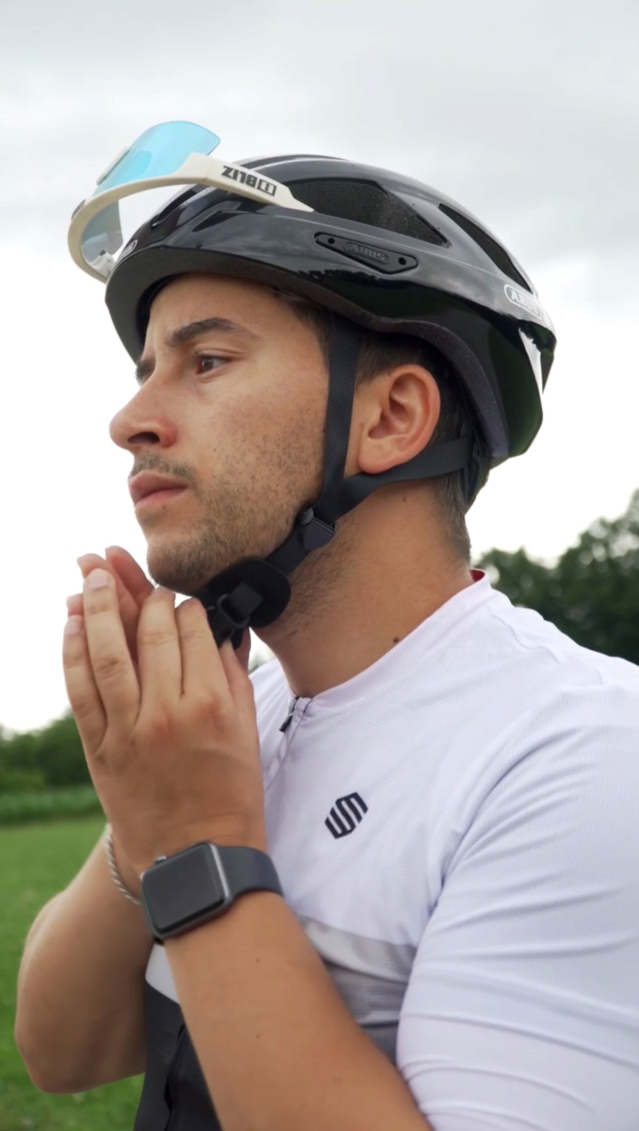 Luxury tropical villa with sea view, floor-to-ceiling glass walls and cinematic evening lights.