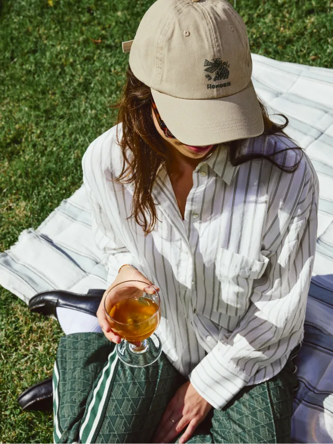 Casquette Honorie portée lors d’un pique-nique
