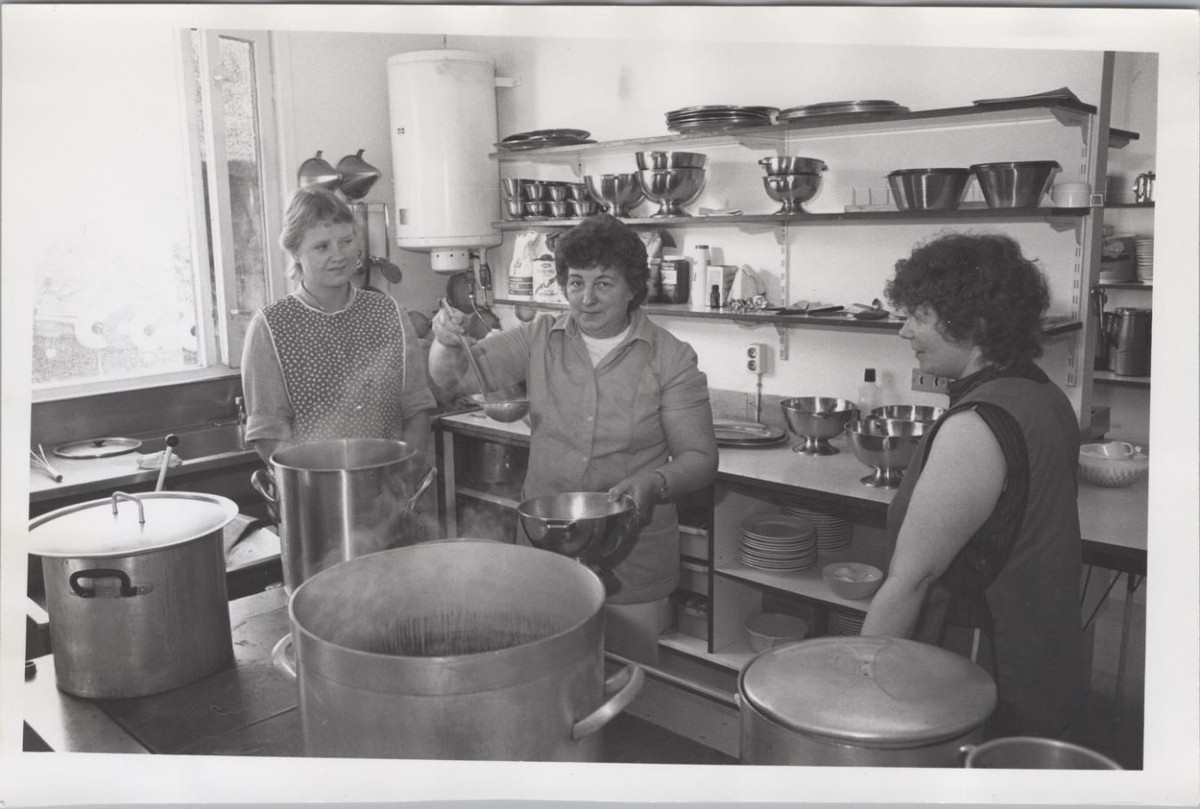 Three women making soup in the kitchen of Hótel Flókalundur