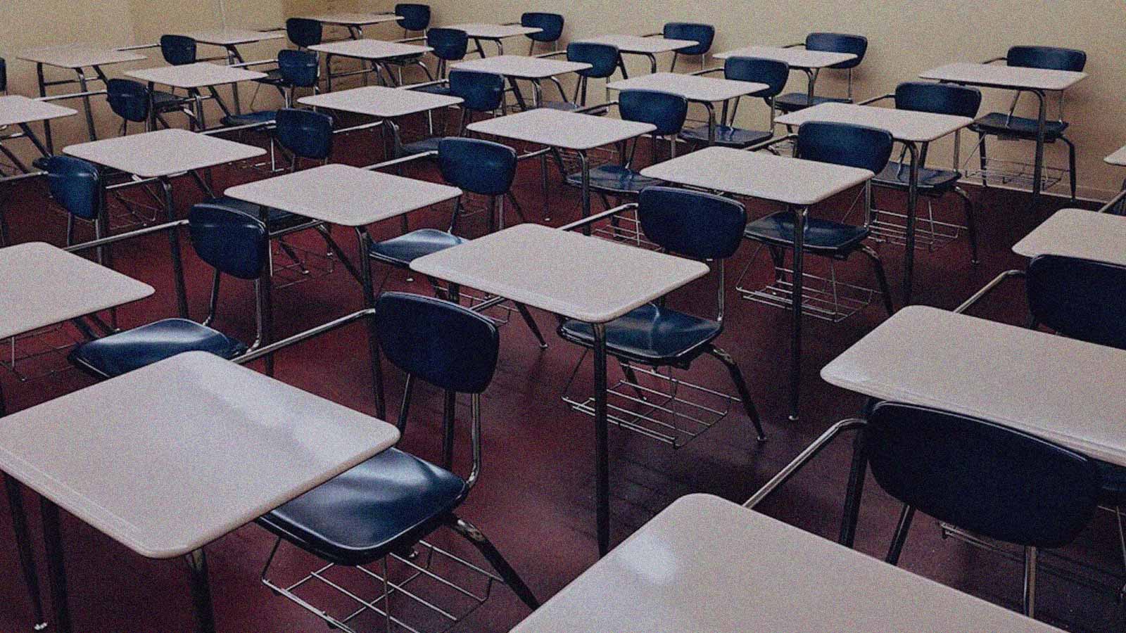 Imagen de un conjunto de sillas y mesas pertenecientes a una sala de clases en la columna de opinión "Sobrecarga administrativa en las escuelas: ¿qué queremos de la Superintendencia?" de IdeaPaís. 