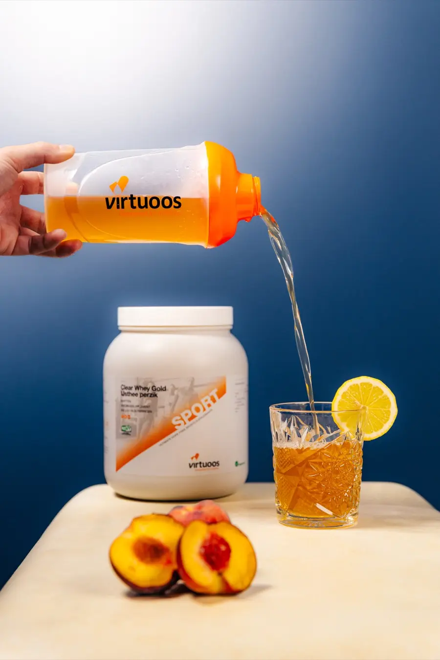 Virtuoos productfoto shoot van producten gietend in glas