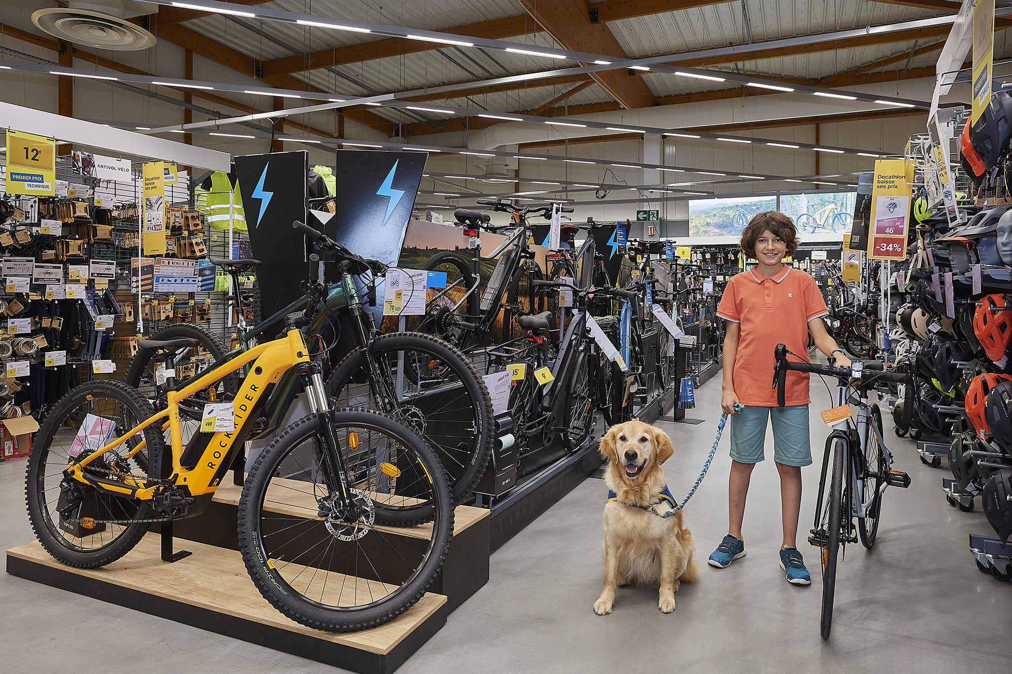 Marius accompagné de son chien d’assistance One, photographiés par Frédéric Bourcier chez Décathlon Limonest dans le cadre d’un reportage documentaire social pour Handi’Chiens