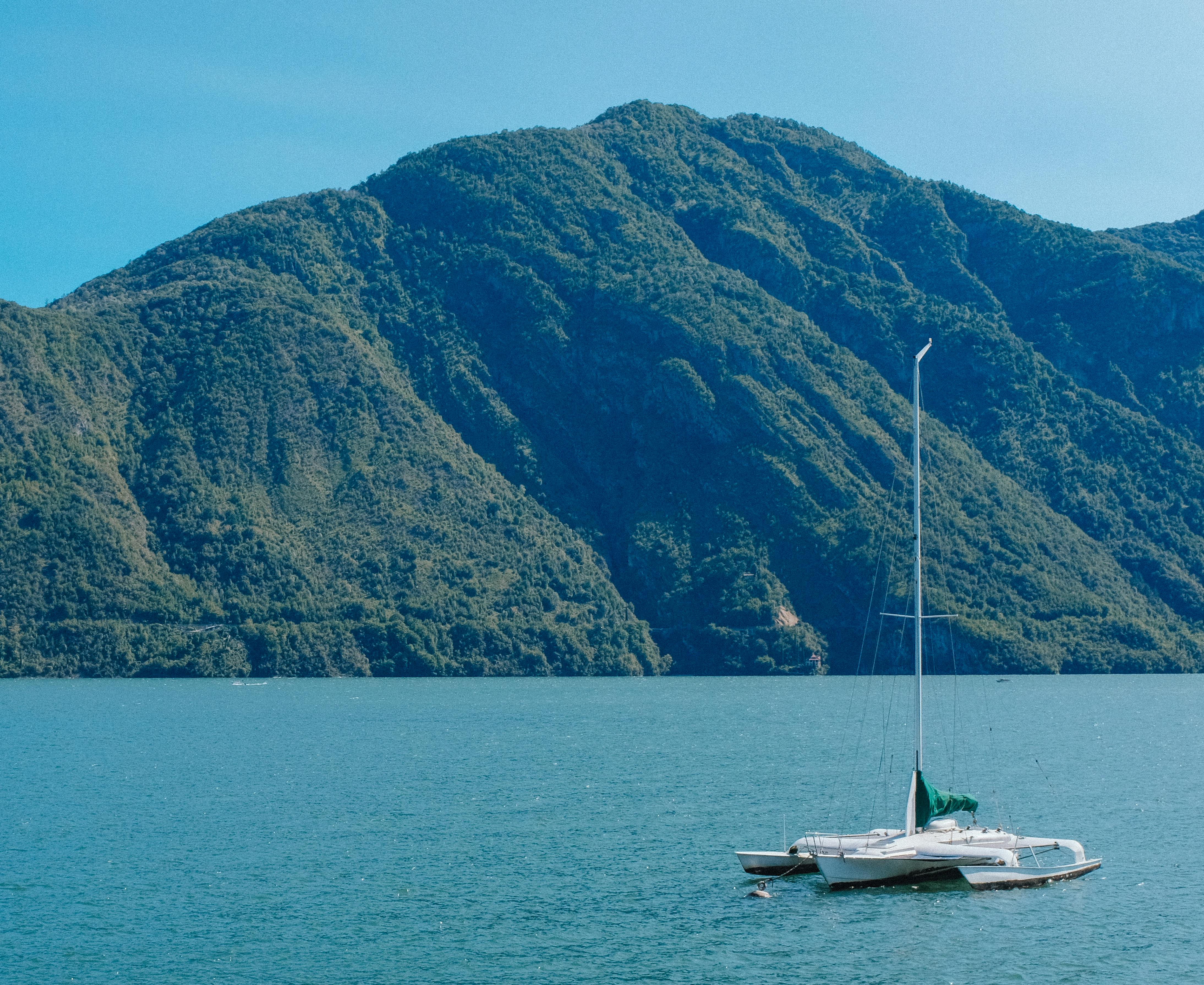 Catamaran à vendre naviguant dans le lagon de l'Île Maurice