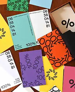 Cartes de visites couleurs vives étalées sur une table