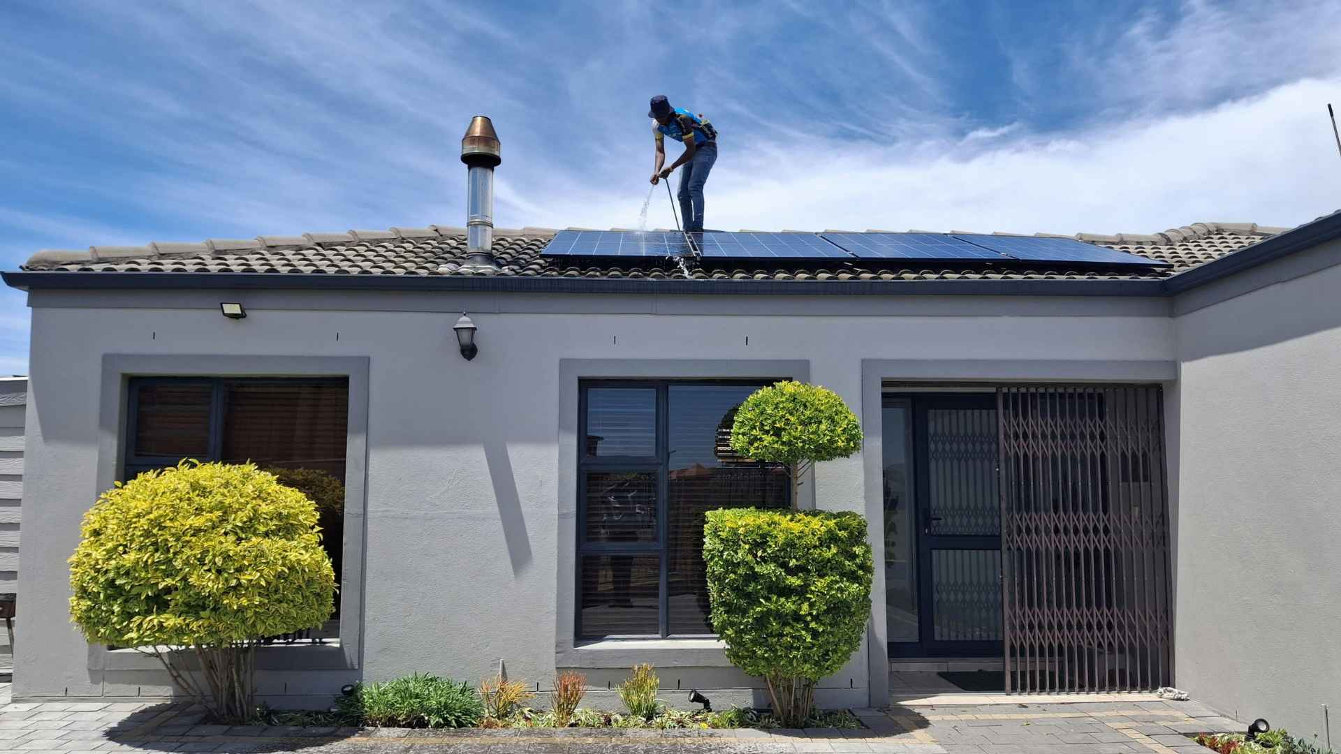 Cómo limpiar paneles solares: guía práctica para mantener tu sistema generando al máximo