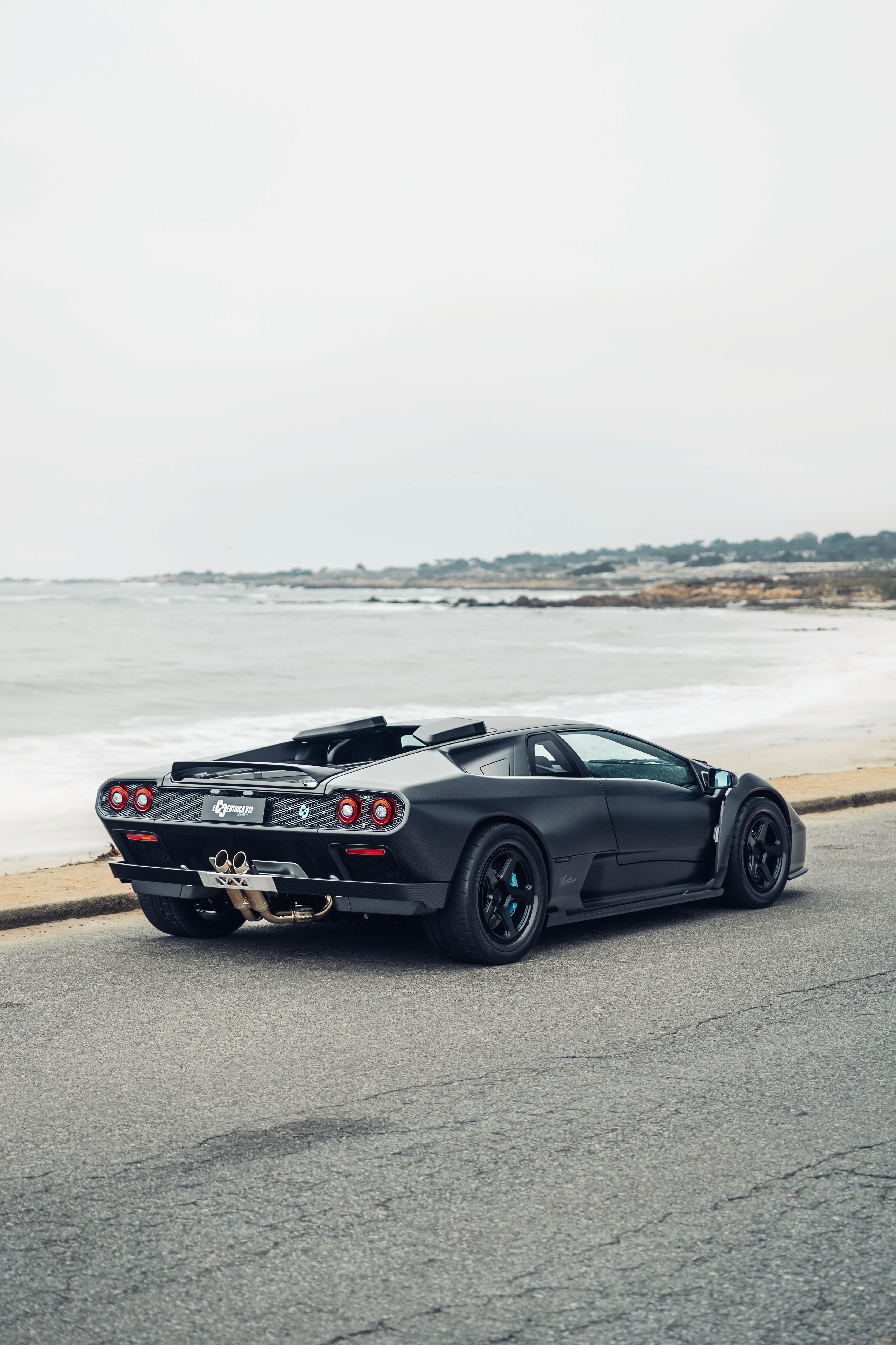 Eccentrica restomod nera parcheggiata vicino al mare