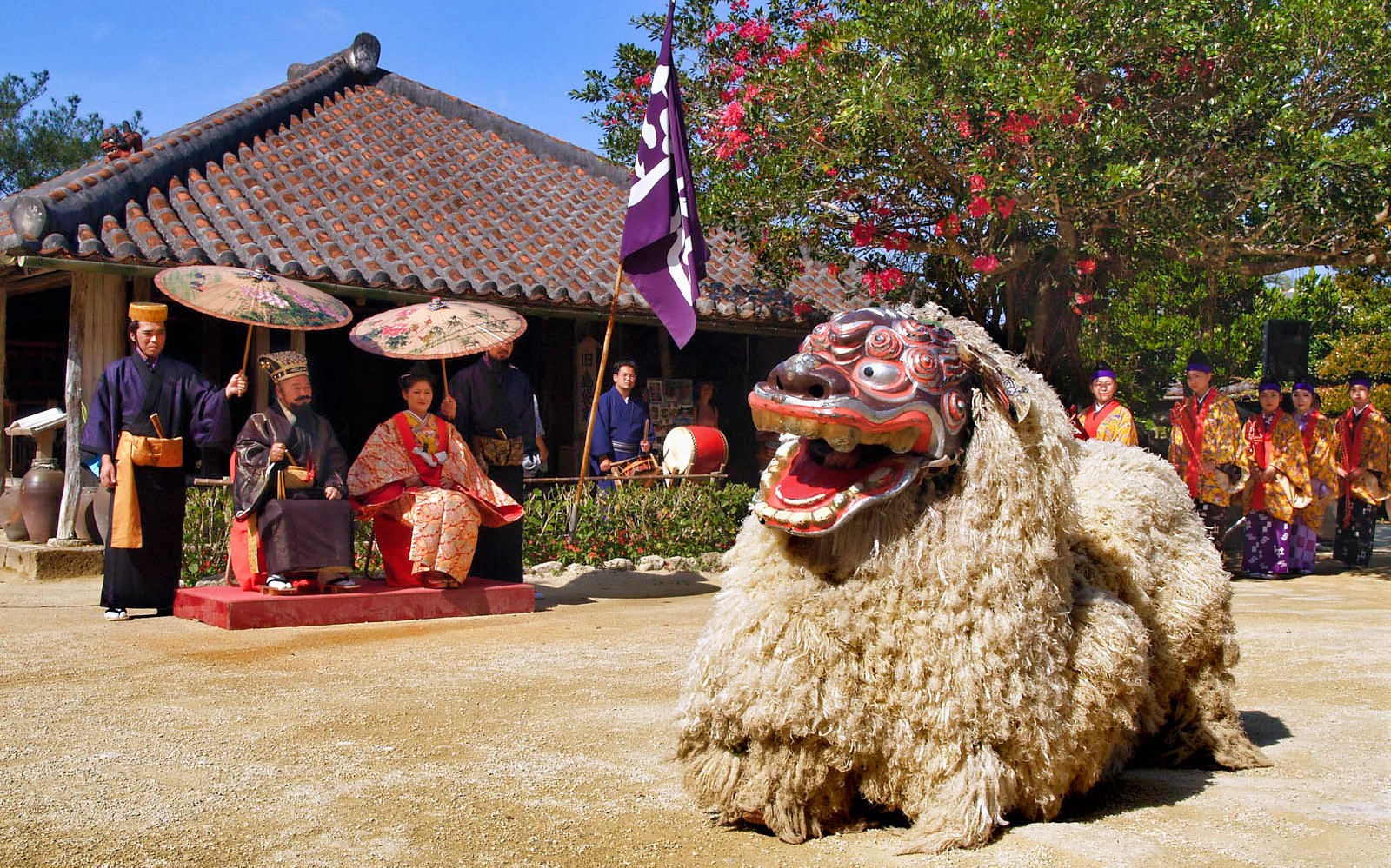 Παράσταση παραδοσιακού χορού Ρίου Κιού στο χωριό Okinawa Ryukyu Mura με ερμηνευτές ντυμένους με παραδοσιακές φορεσιές.