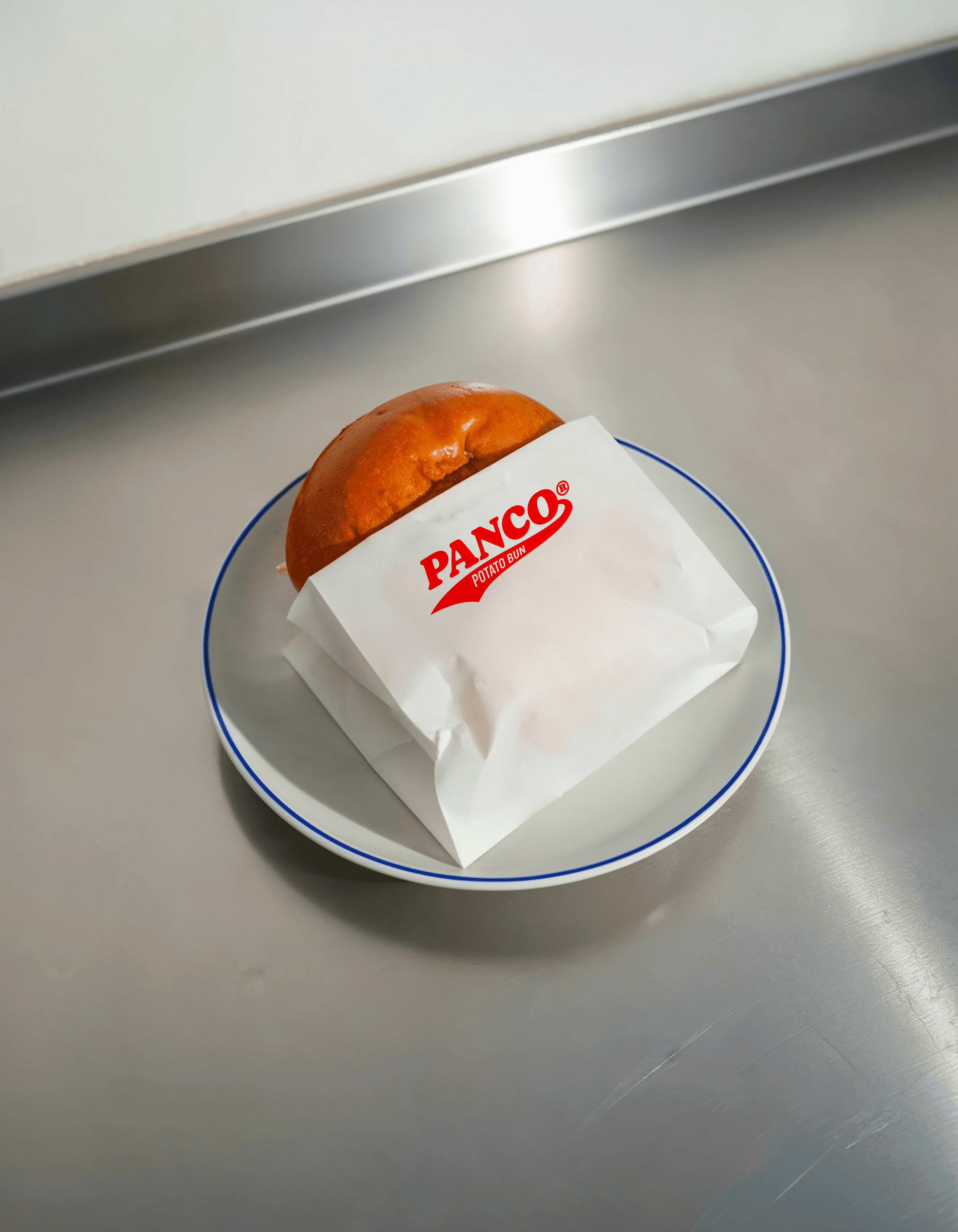 Deux personnes dégustant des burgers faits avec le pain moelleux Panco Buns.