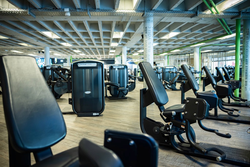 Kraft-Bereich im XTRAFIT Fitnessstudio in Köln-Ehrenfeld mit zahlreichen Trainingsmaschinen.