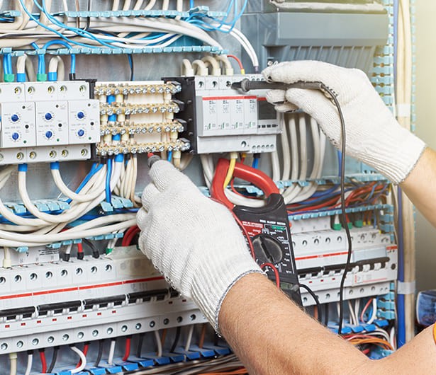 Elektriker montiert Sicherungsschrank in Achern