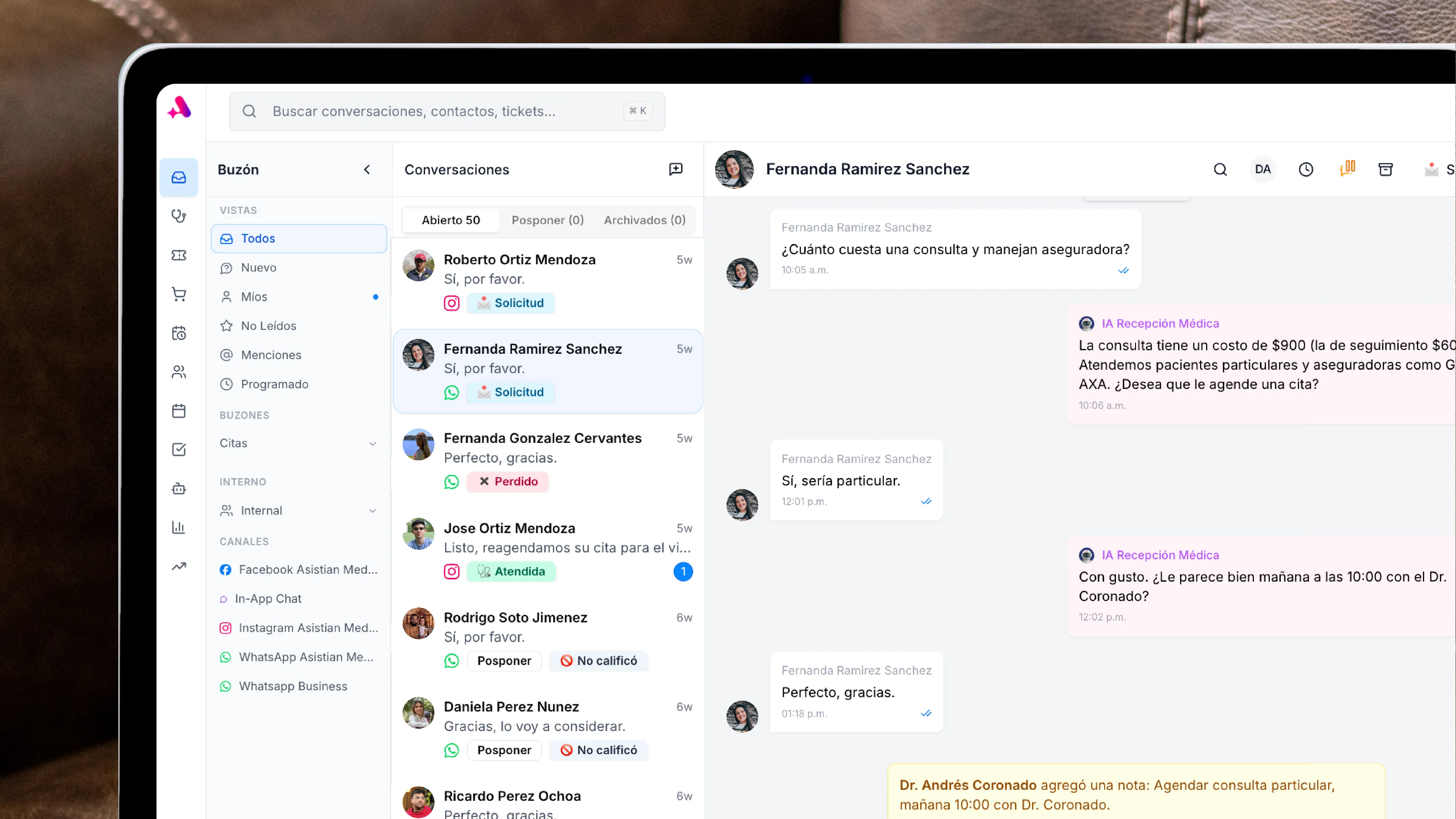 Imagen de la UI del inbox de Asistian que muestra conversaciones de WhatsApp, Instagram y Facebook