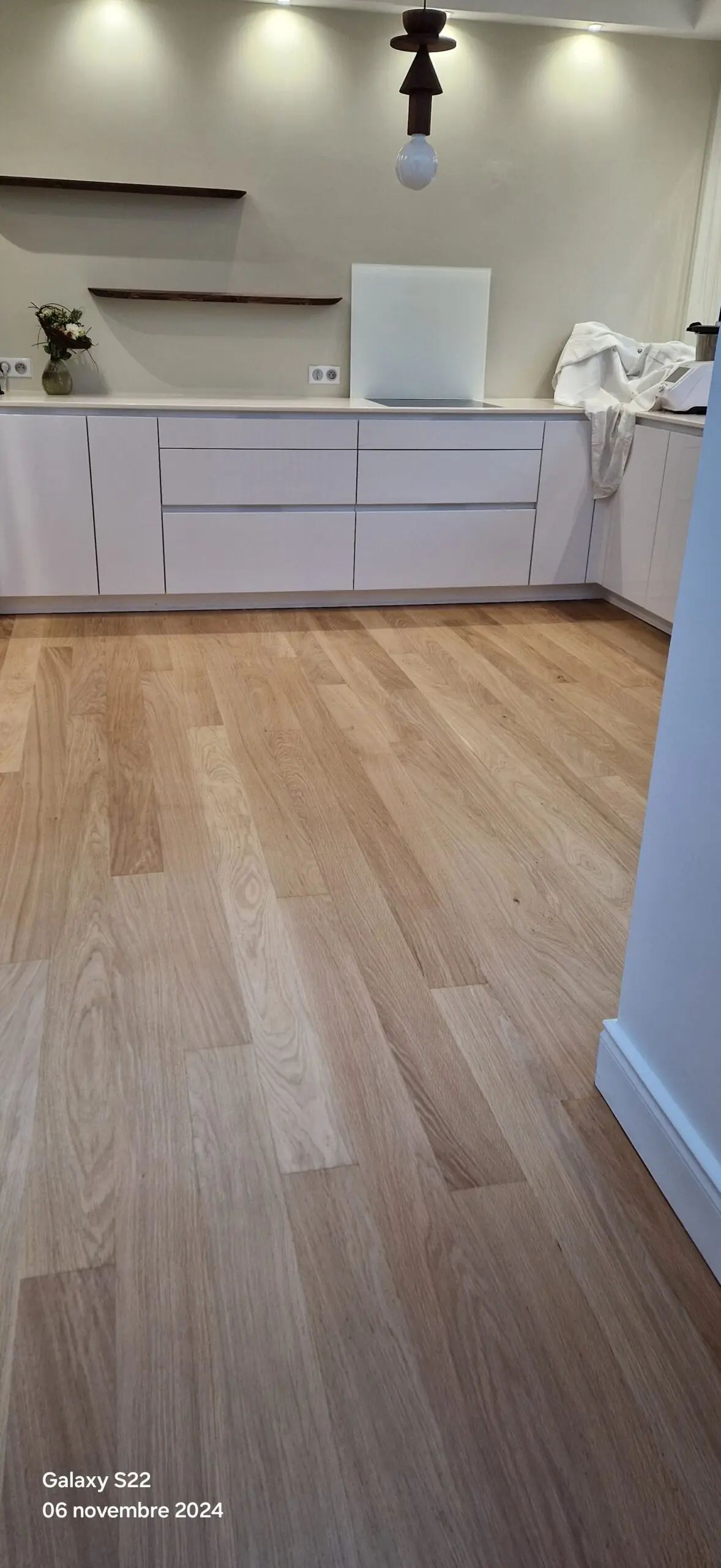 Parquet clair à lames droites dans une cuisine, photographié dans la galerie de rénovations Aliénor Parquet