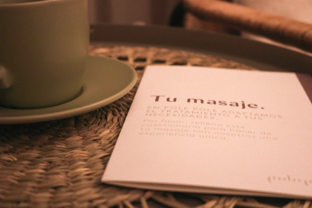 Brand identity designer Barcelona: elegant pamphlet & mug for 'Tu masaje'.