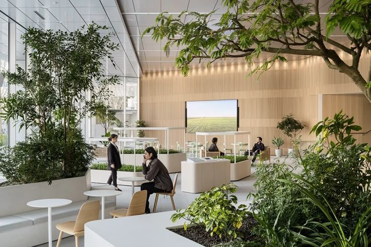 香港裝修工程團隊討論地板材料及施工方案，專業工程師戴安全帽查閱手提電腦計劃並讚好，提供優質室內設計服務。