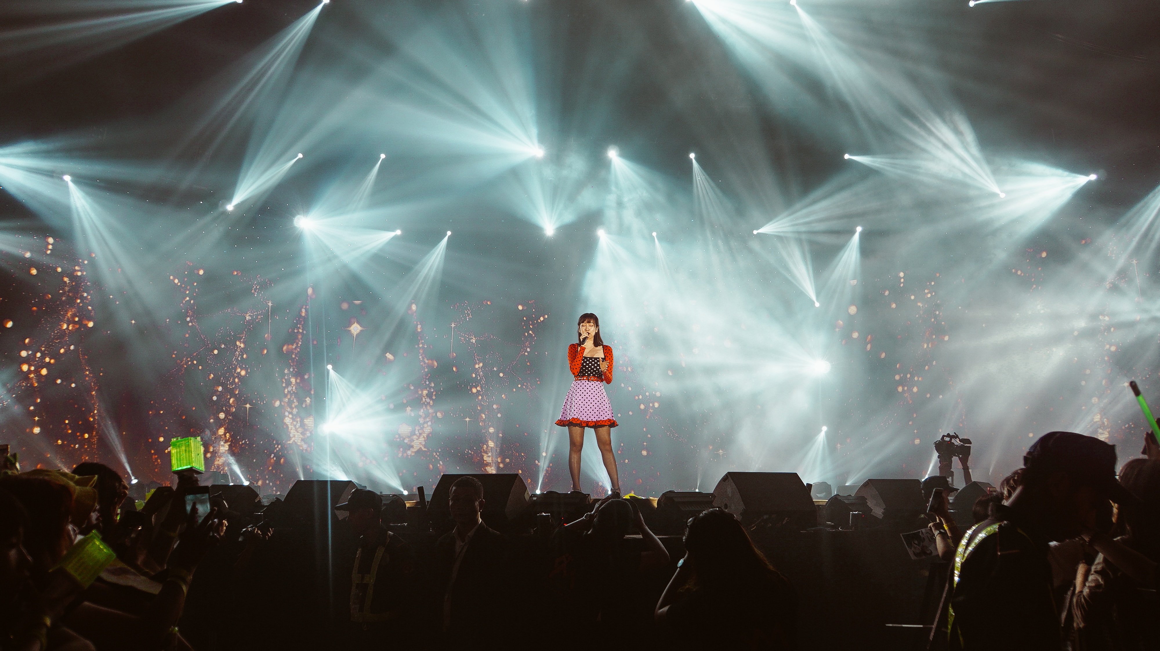 Woman singing in concert - female voice types