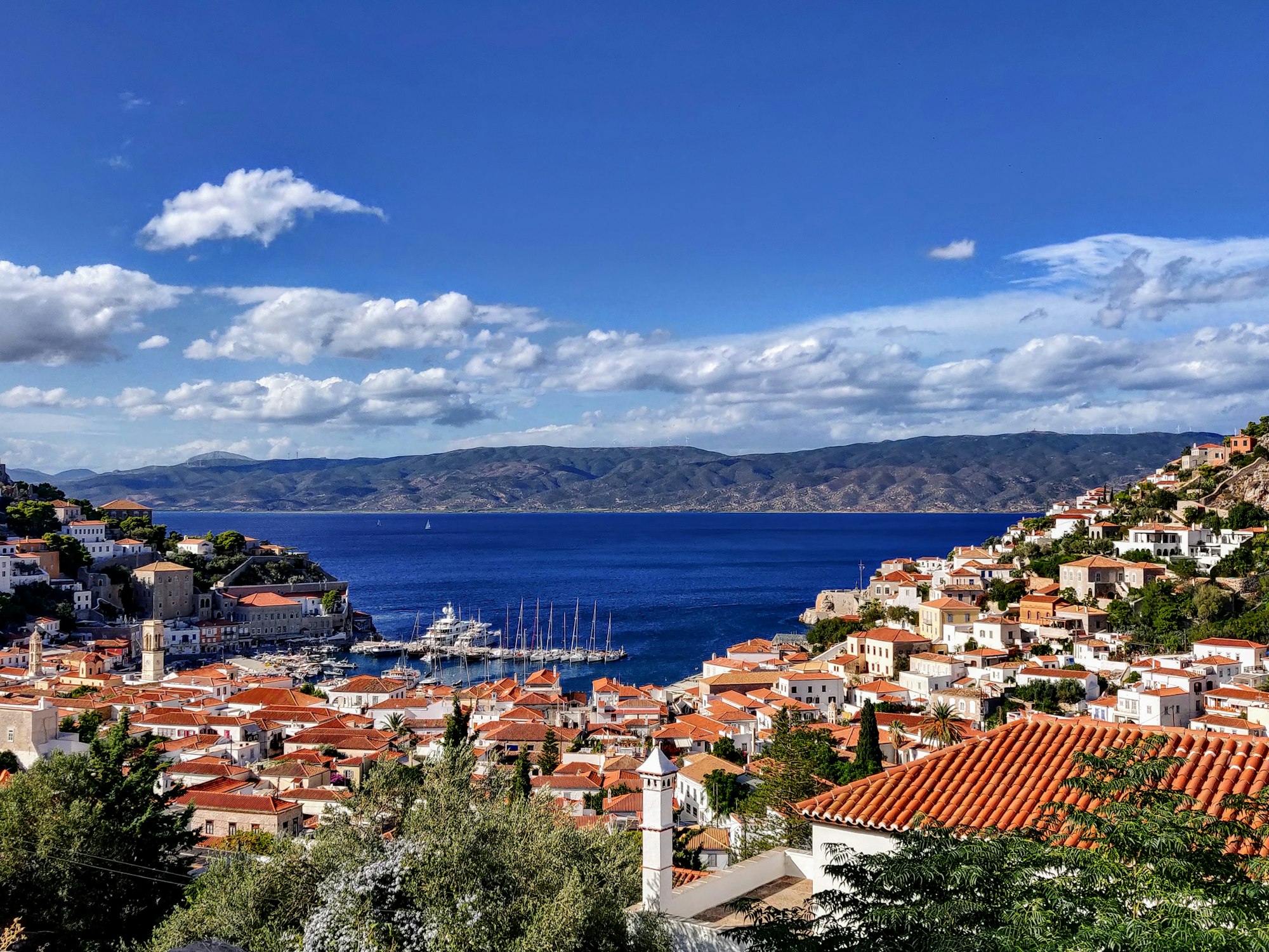 Le port et la ville d'Hydra avec la côte du Péloponnèse en arrière-plan, golfe Saronique