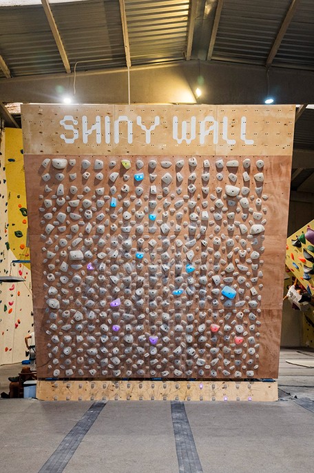 Shiny Wall Systemwand mit hunderten modularen Griffen und leuchtenden Boulder-Routen – interaktive Indoor-Boulderwand für Training im The Boulder Room München.