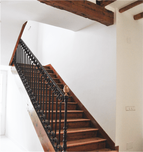 Escalera reformada madera y yeso