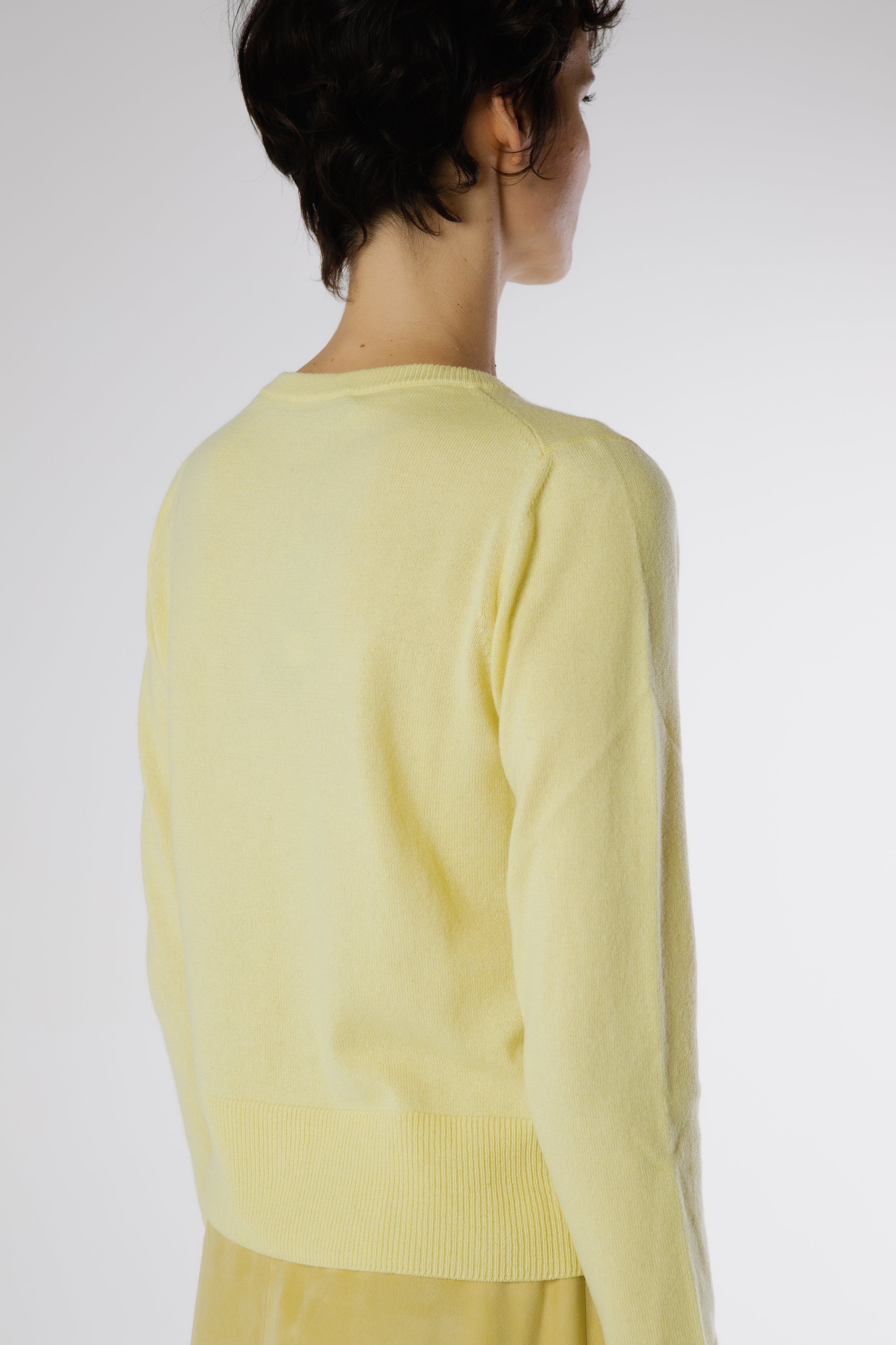 Luxury Italian cashmere cardigan for women – back view of Ginan Cashmere Cardigan Moonwalk in pastel yellow showing clean silhouette and premium knit finish.