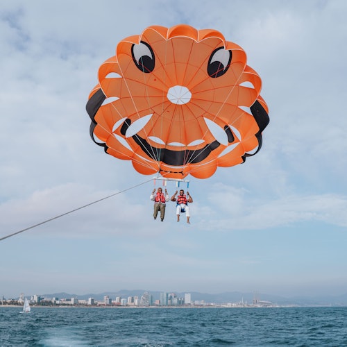 开心的顾客从空中飞来，准备在巴塞罗那降落。