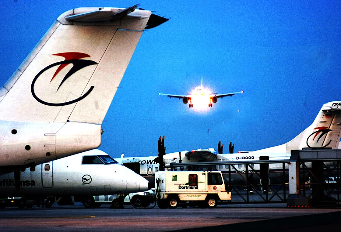 Flugzeug startet bei Dämmerung am Flughafen Dortmund