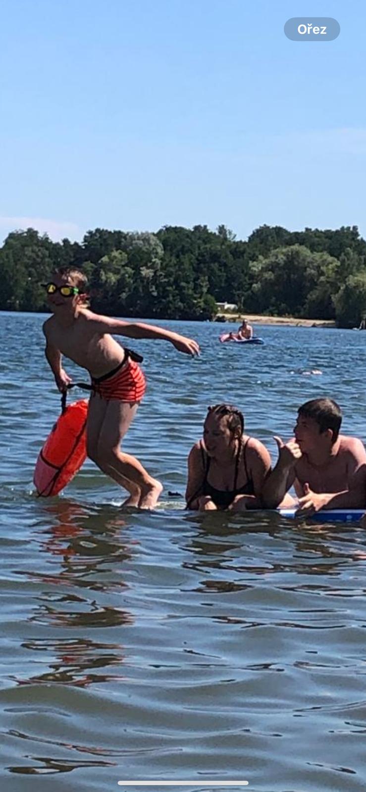 deti a rodice hrajici si ve vode