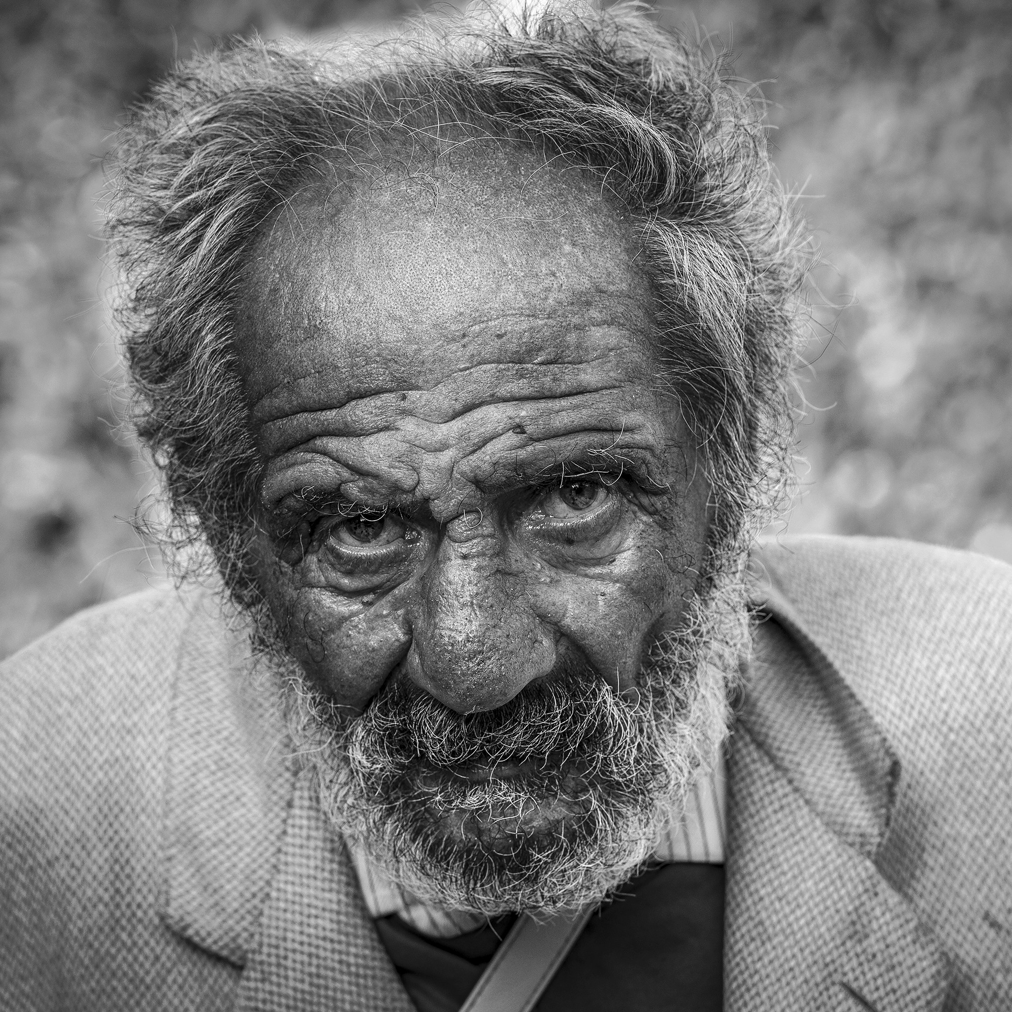 Frederic Bourcier, photographe documentaire, réalise des portraits d’un sans domicile fixe qui vient régulièrement lui rendre visite à son atelier. A travers ces photos, on peut voir les saisons , son humeur et surtout son état de fatigue.