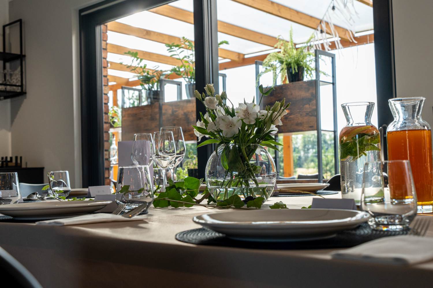 Kameralna restauracja pod Poznaniem z elegancko przygotowanym stołem