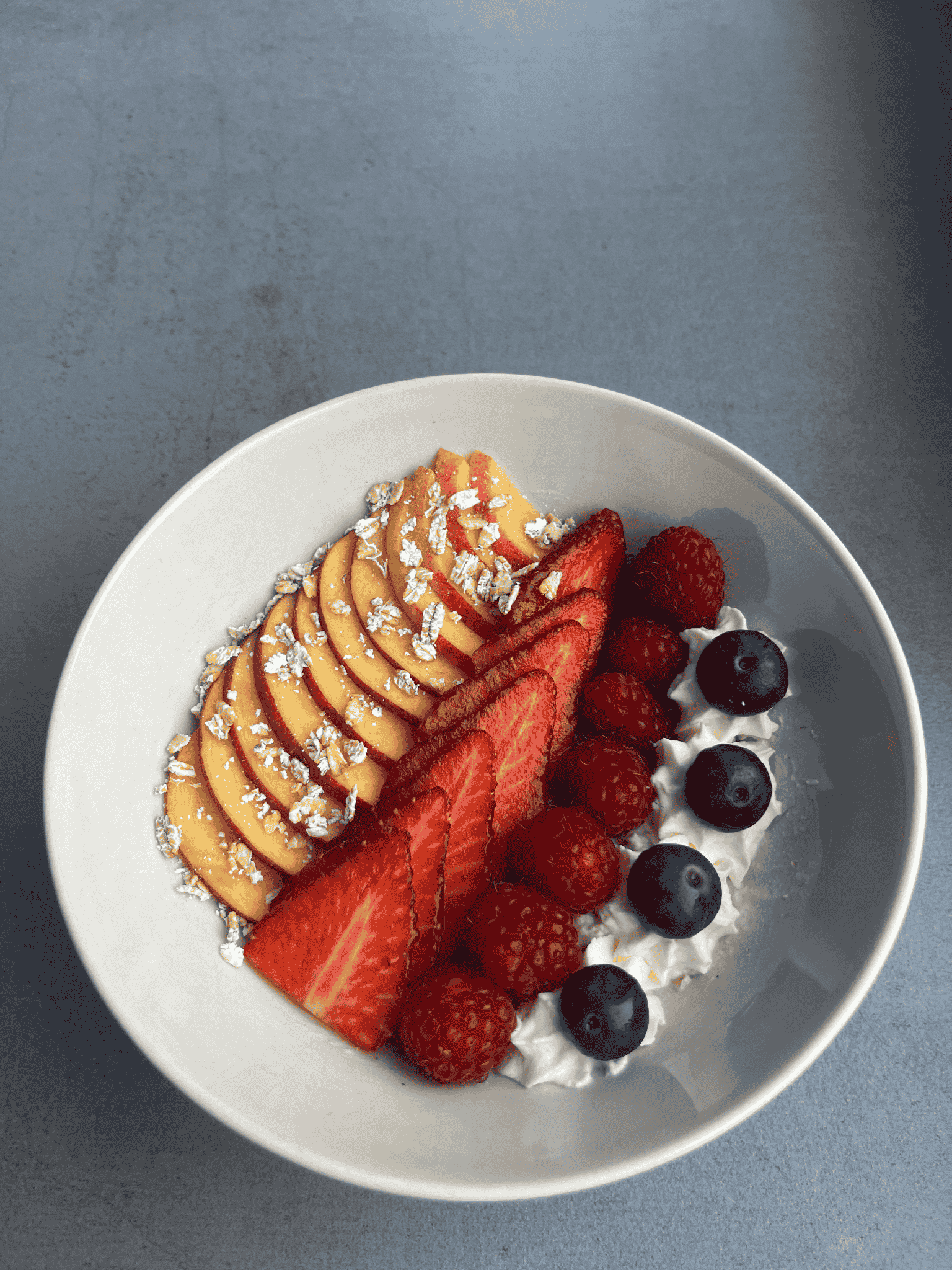 Schüssel mit frischem Frischkorngericht und Obst