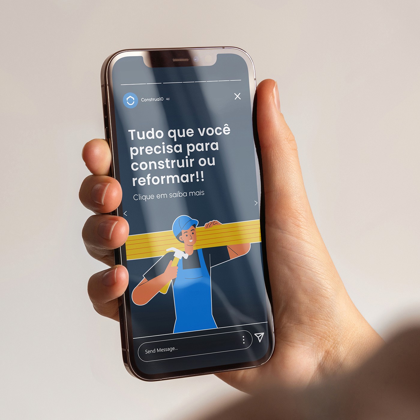 Mão segurando celular com stories da construa10