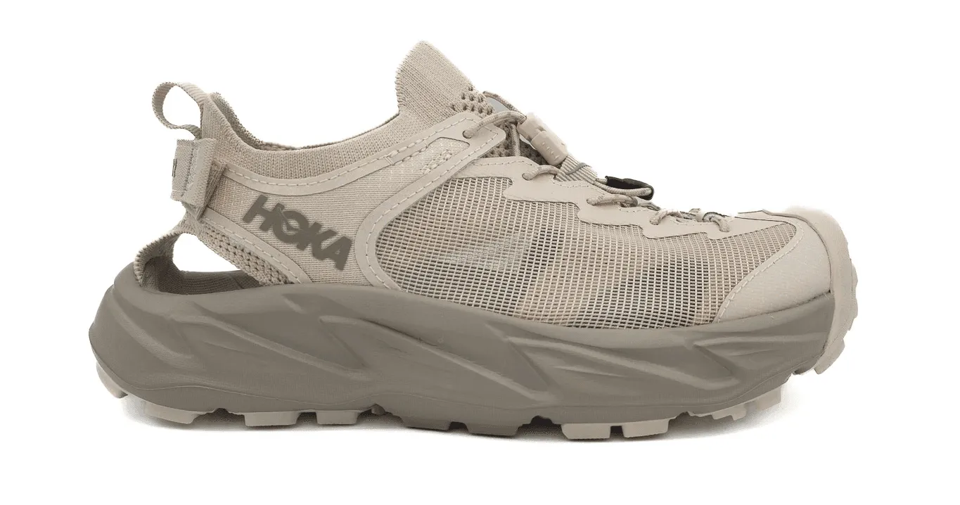 Photographie de packshots produits de mode e-commerce pour chaussures de sport et équipement outdoor.