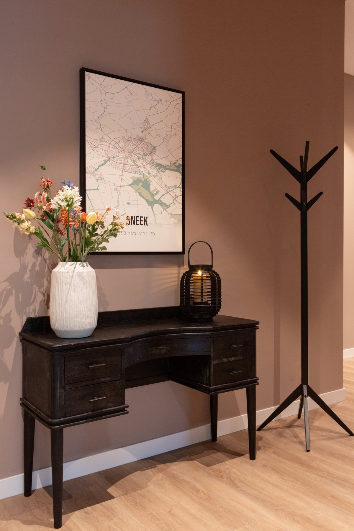 hal zalm roze met zwarte side table en kapstok