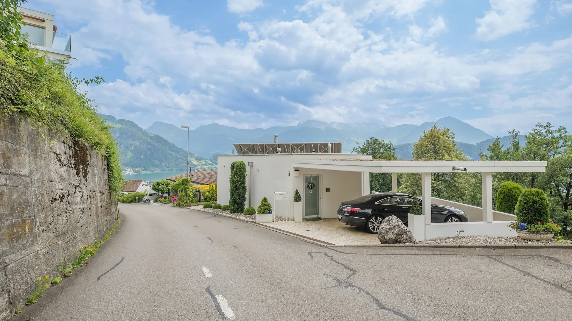 Strassenansicht des Einfamilienhauses mit Eingangsbereich und Carport