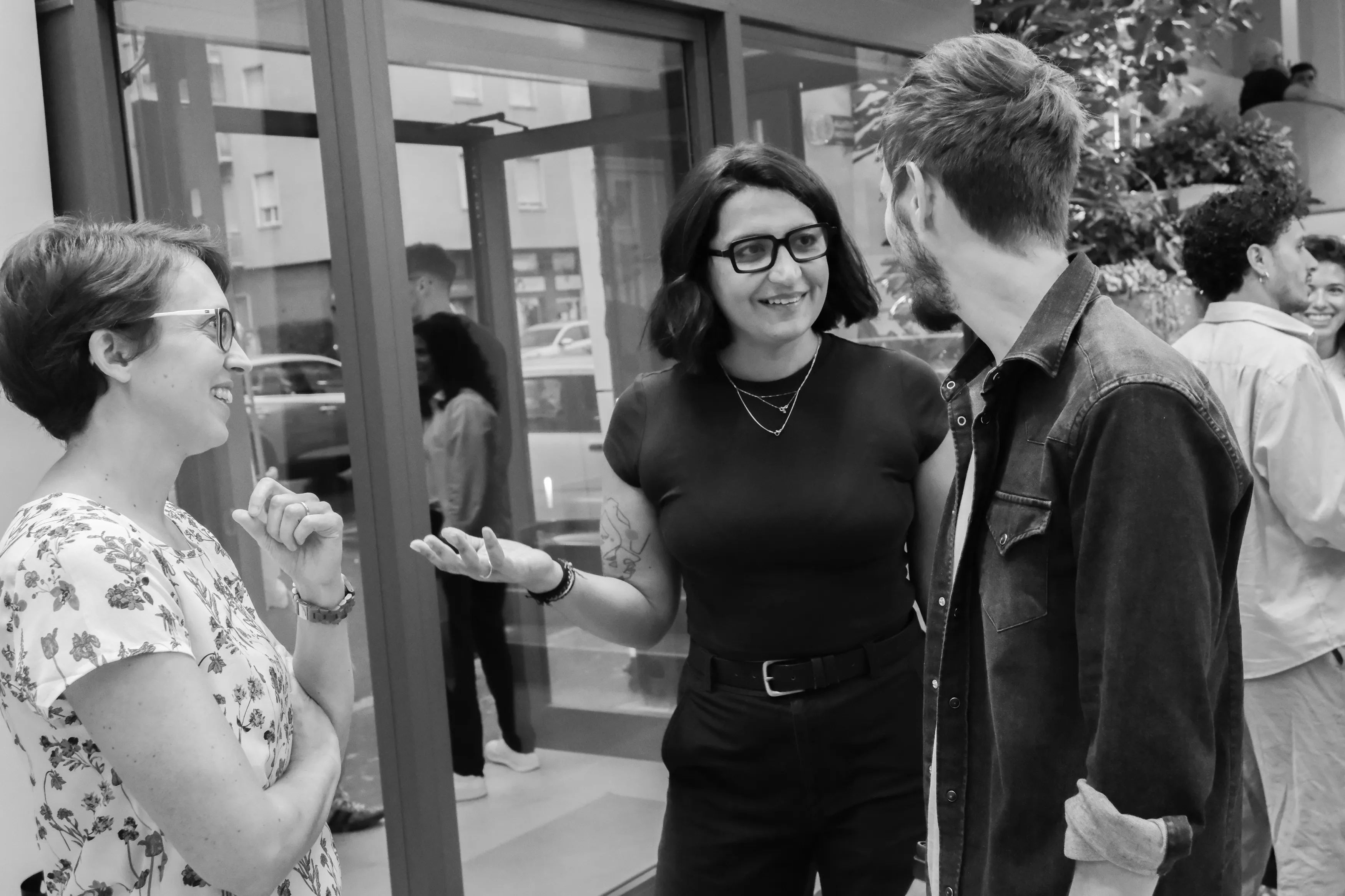 4 persone che si parlano