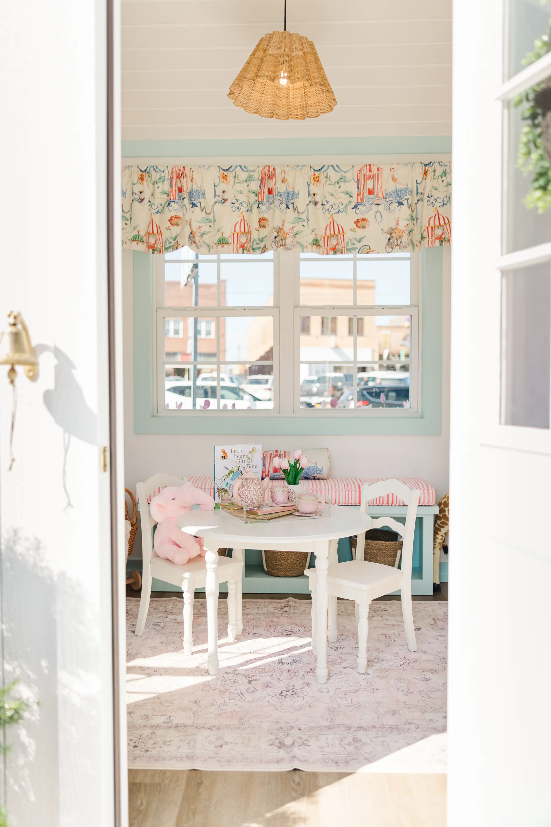 Luxury table setting by Sarah Overall Events with pink embroidered napkins, gold-rimmed plates, floral arrangements, and personalized menus in Shreveport.