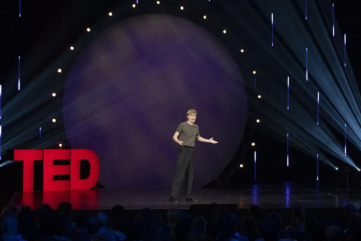 Blending of original footage and generated background