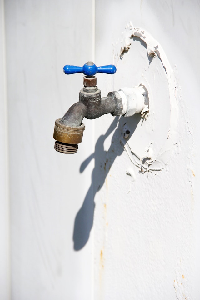 Latiguillo de lavabo oxidado a punto de romperse, causa principal de daños por agua en viviendas de Murcia.