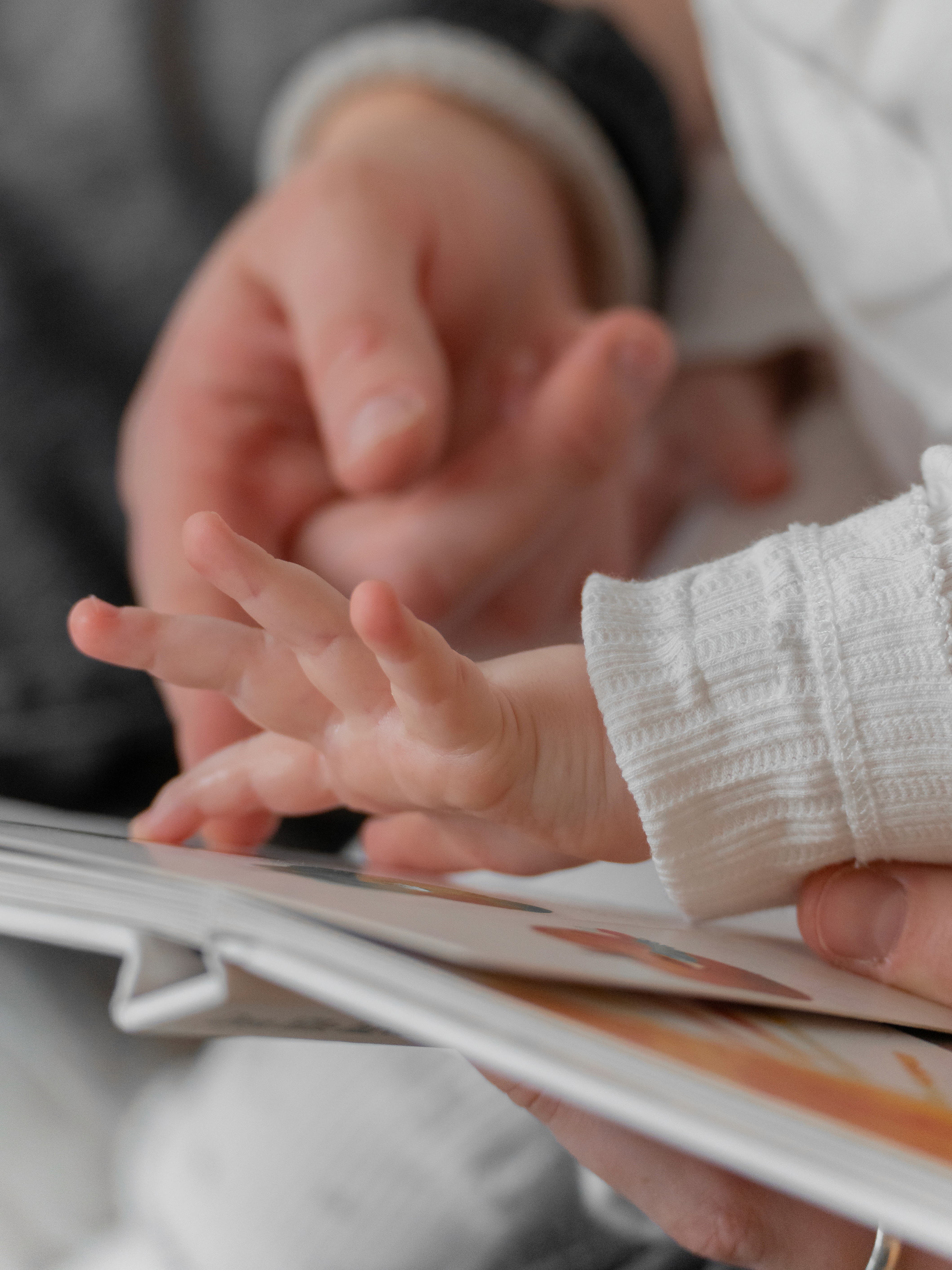 Nyfødtbilder i Haugesund. Minimalistiske, tidløse og fulle av følelser.