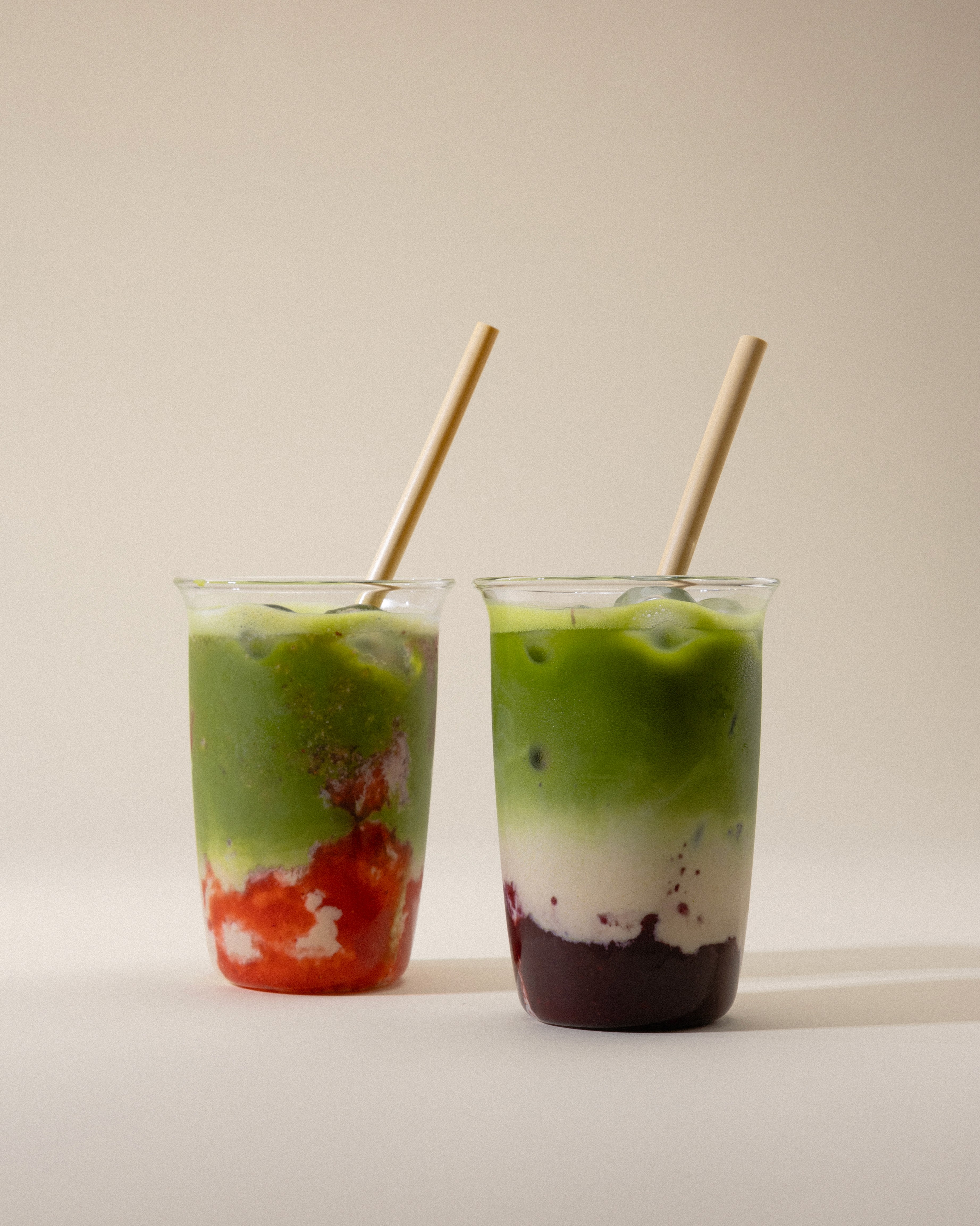 Ein Krankenwagen und davor eine Person