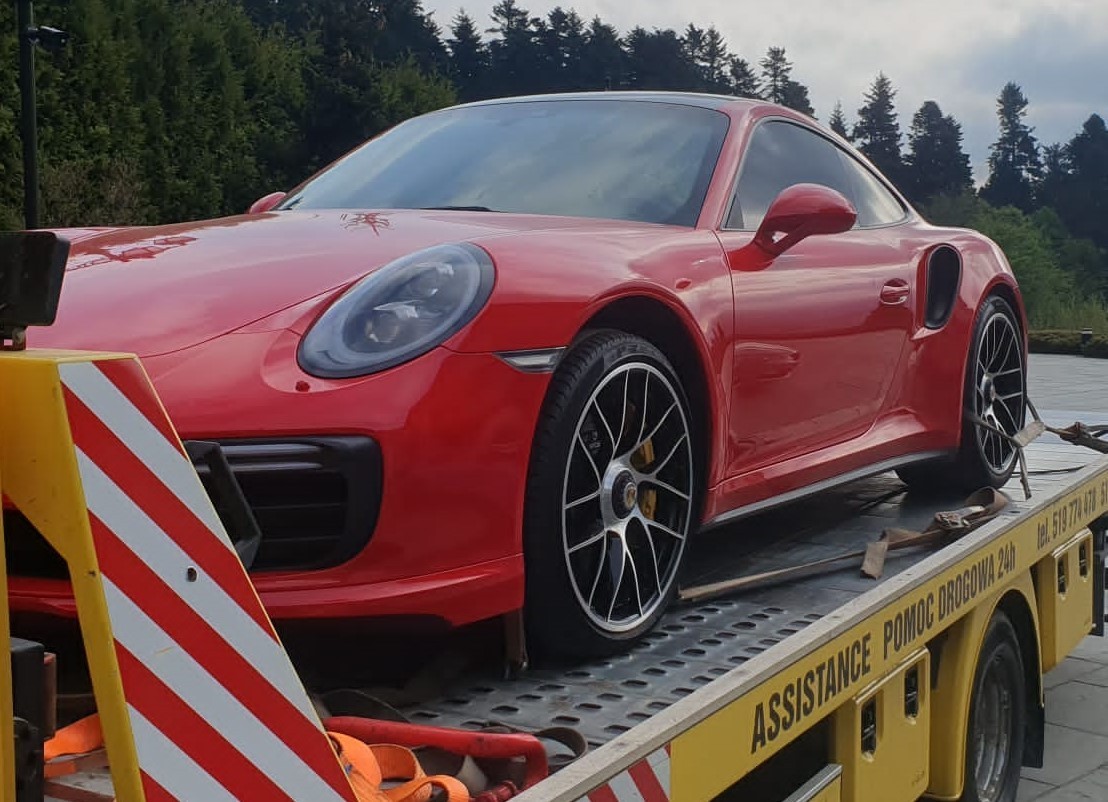 Transport uszkodzonego samochodu lawetą podczas likwidacji szkody komunikacyjnej