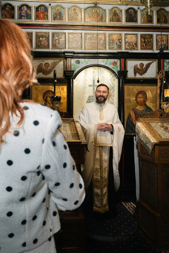 Preot în altar în timpul ceremoniei religioase.