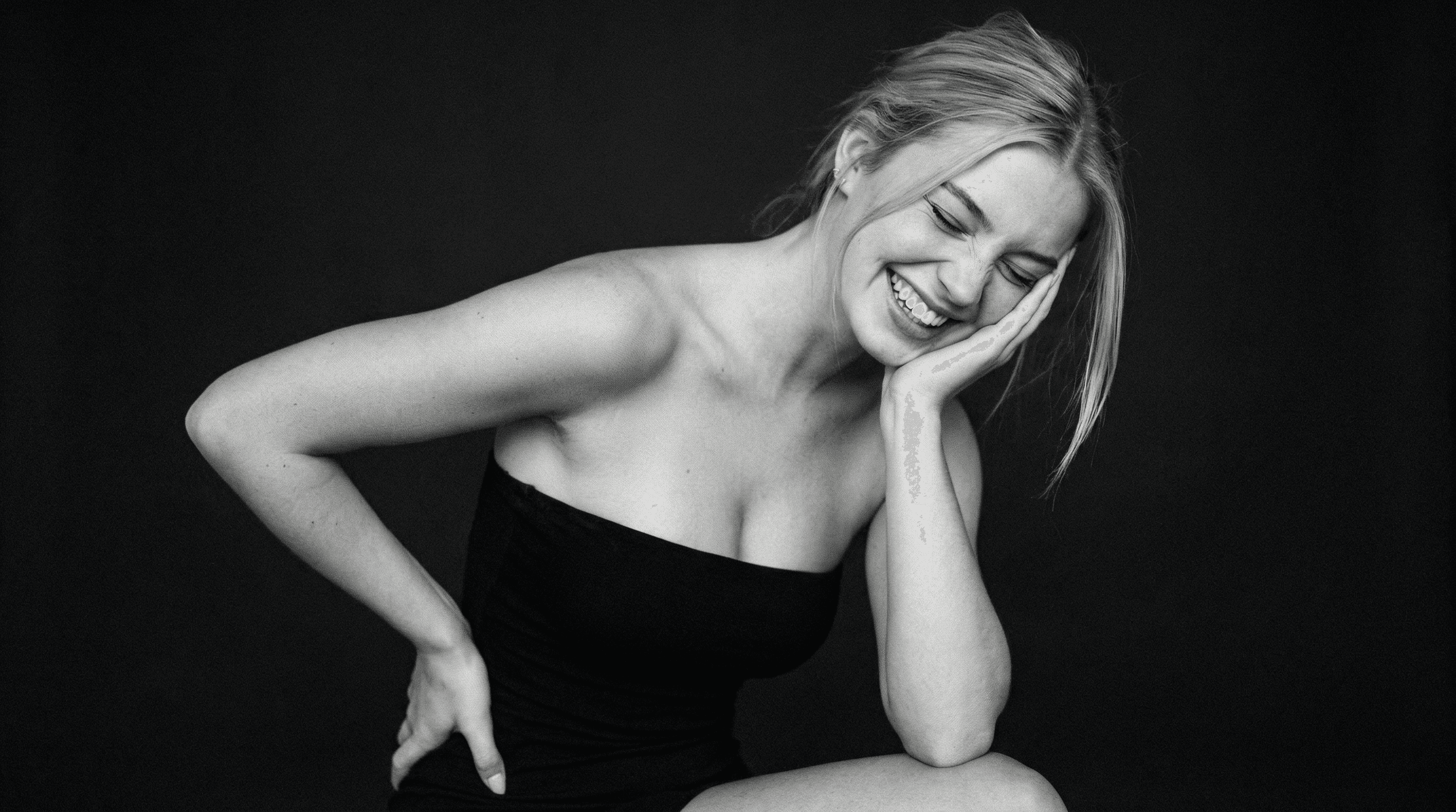 KI-Model mit gelben Rundgläsern und weißer Kapuze posiert im warmen Licht, Nahaufnahme mit Fokus auf Augen, Lippen und weichen Schatten