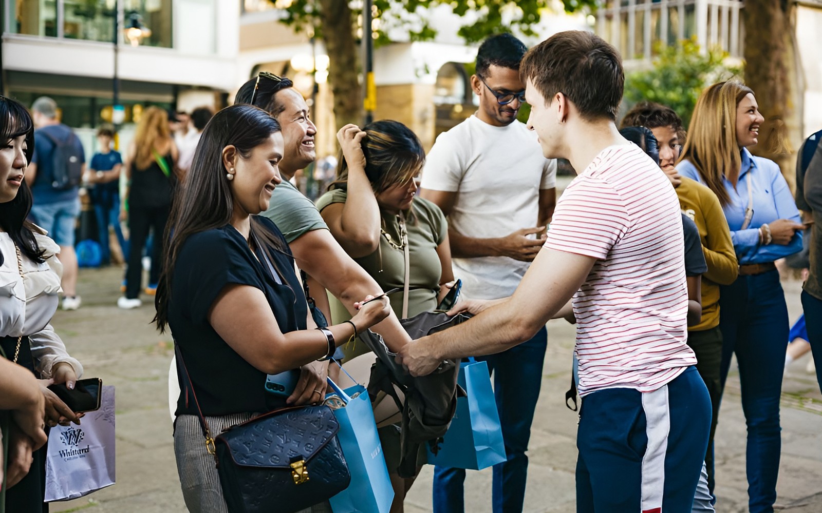 一群人聚集在伦敦参加哈利·波特电影拍摄地巡游活动。