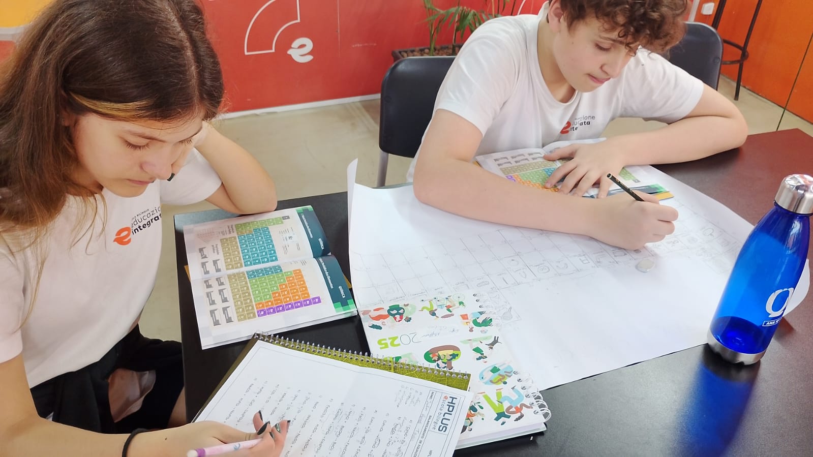 Aluna estudando com o material didático próprio