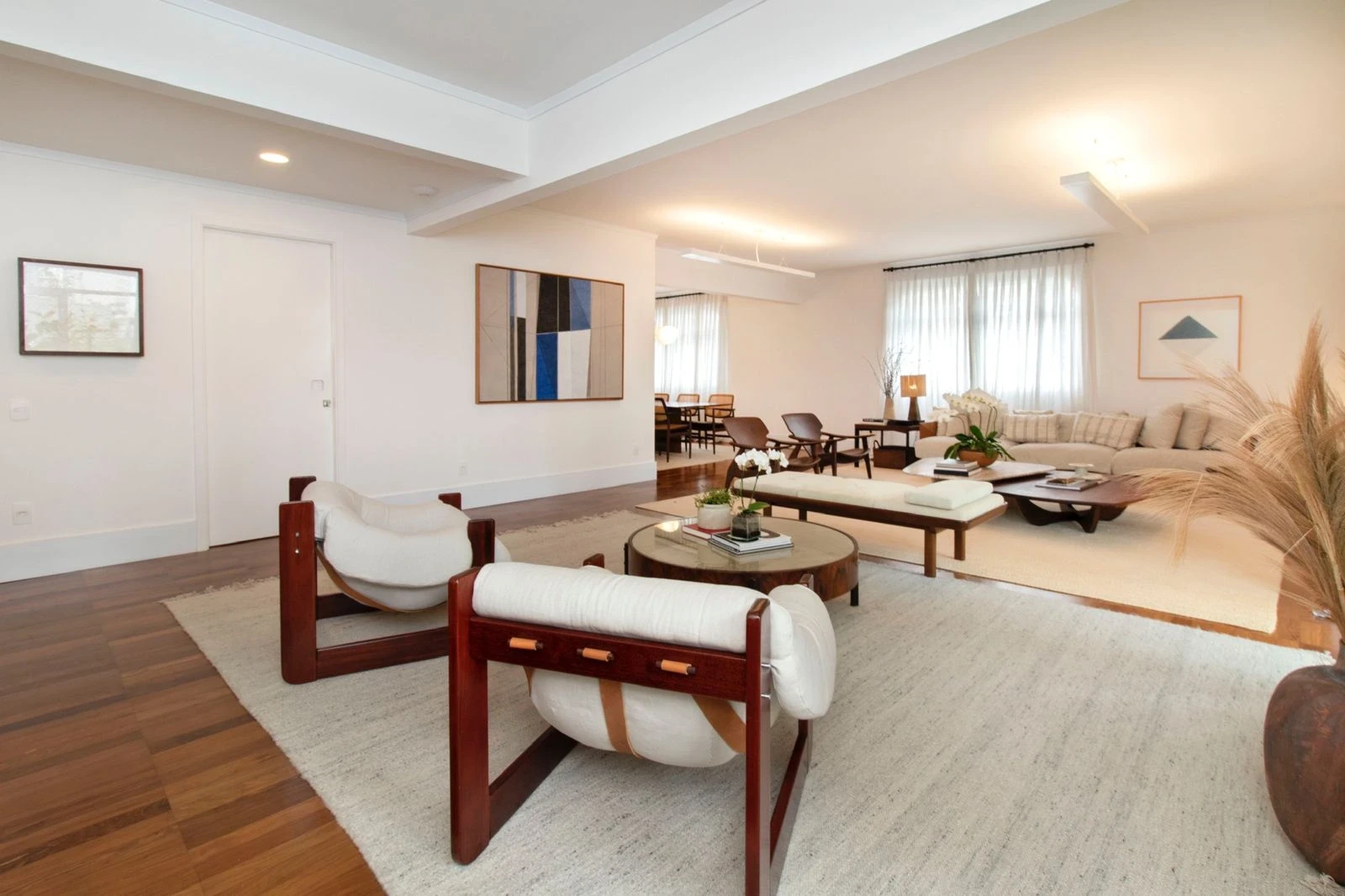 Salon ouvert, design d'intérieur, mobilier premium, lumière douce