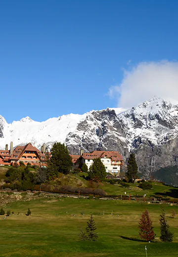 Paisagem desértica do Vale da Lua em San Pedro de Atacama, com formações rochosas e dunas ao entardecer